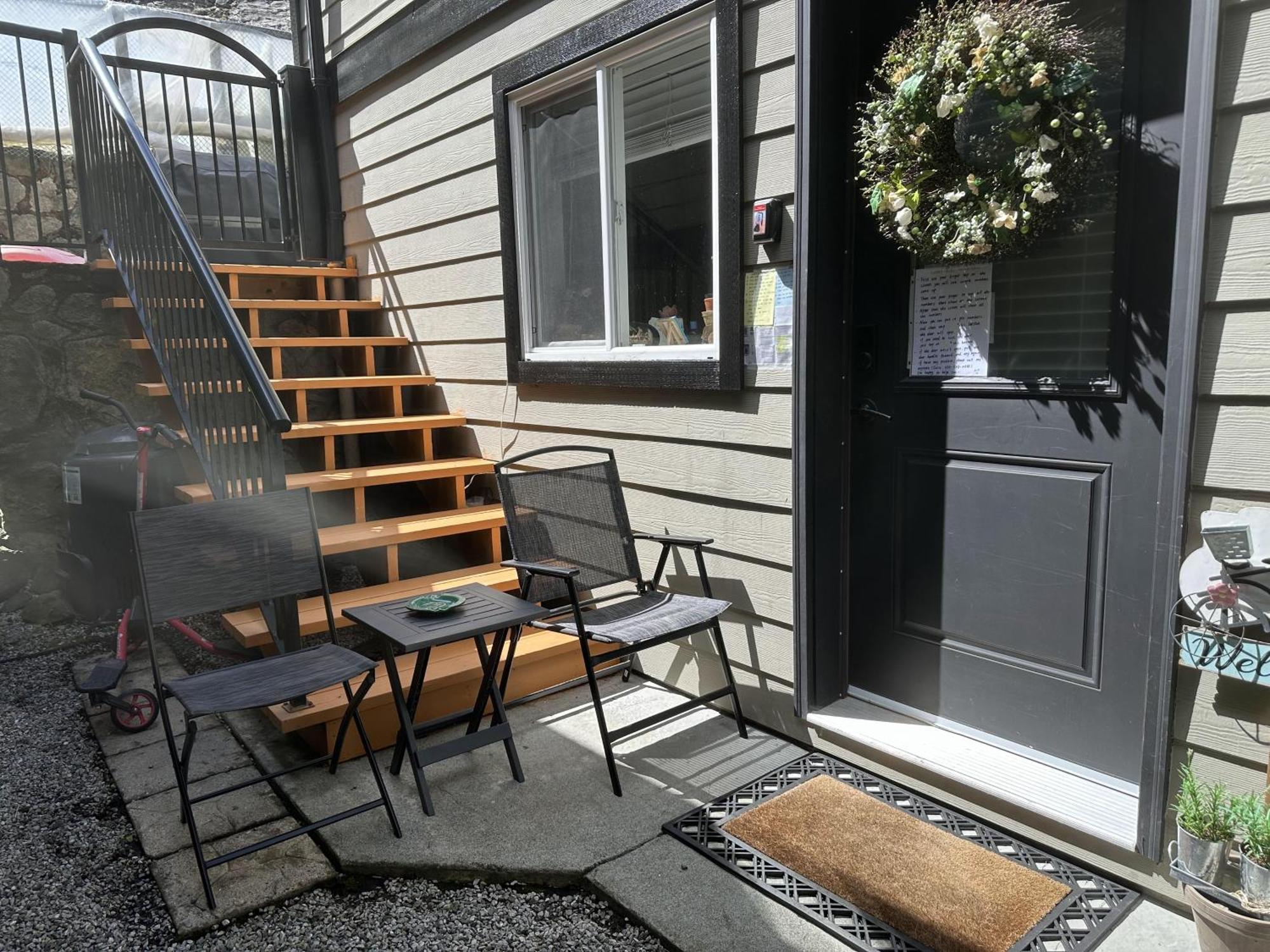 Separate Entry Sweet Home Victoria Exterior foto